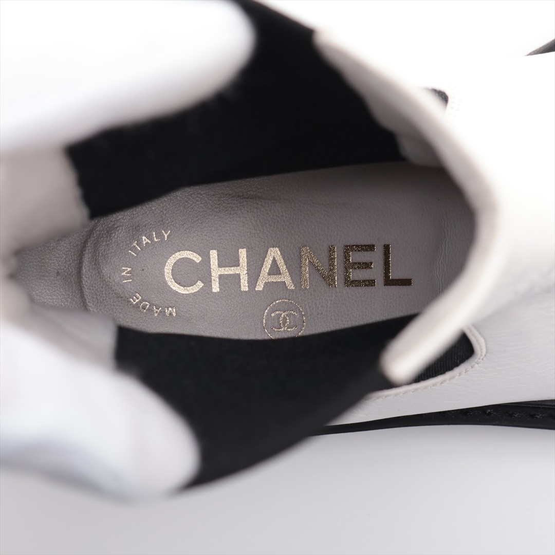 CHANEL(シャネル)のシャネル ココマーク レザー×パテント 37 ホワイト レディース ブーツ レディースの靴/シューズ(ブーツ)の商品写真