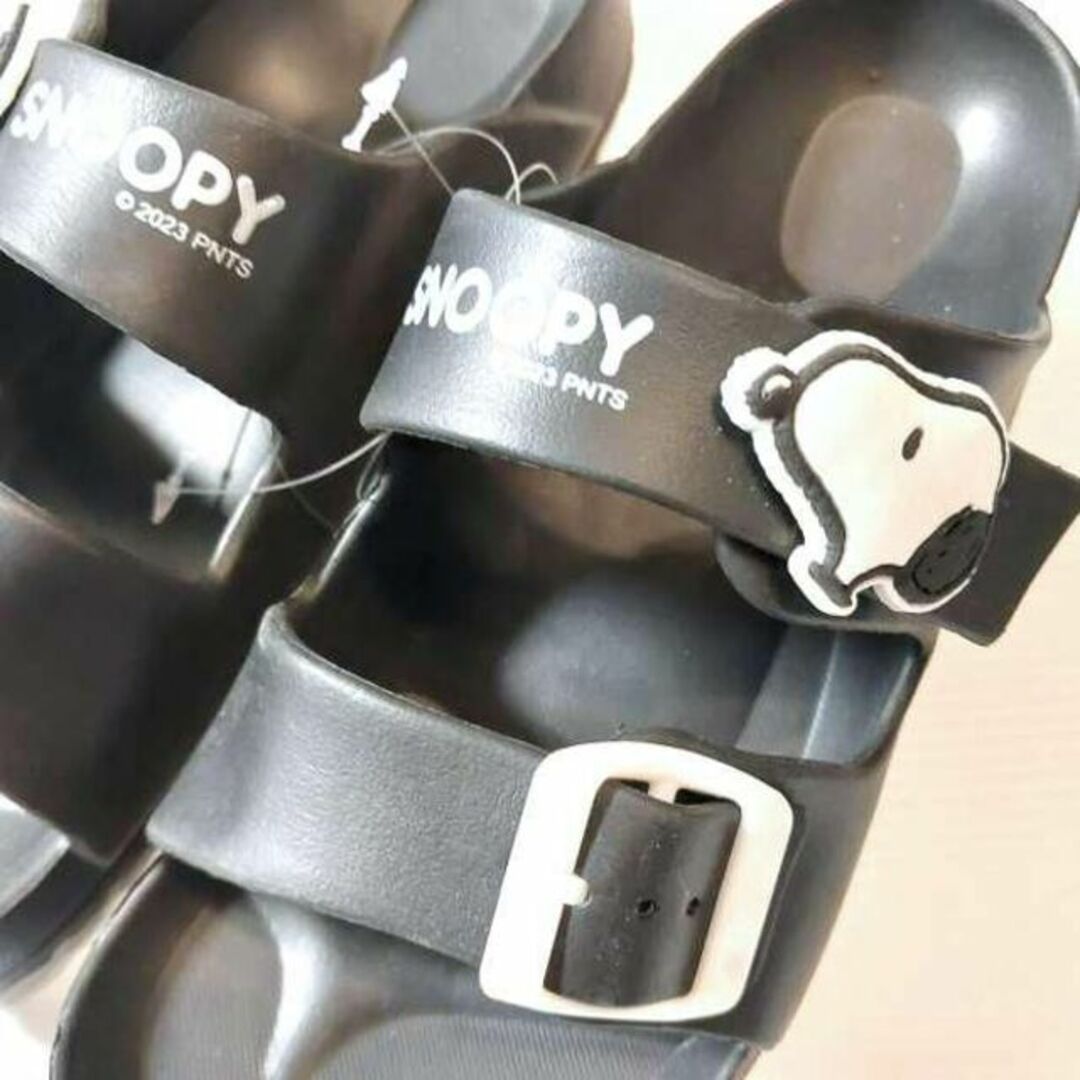 SNOOPY(スヌーピー)の新品 スヌーピー バッジ付き 軽量サンダル 24.5～25cm ブラック 黒 レディースの靴/シューズ(サンダル)の商品写真
