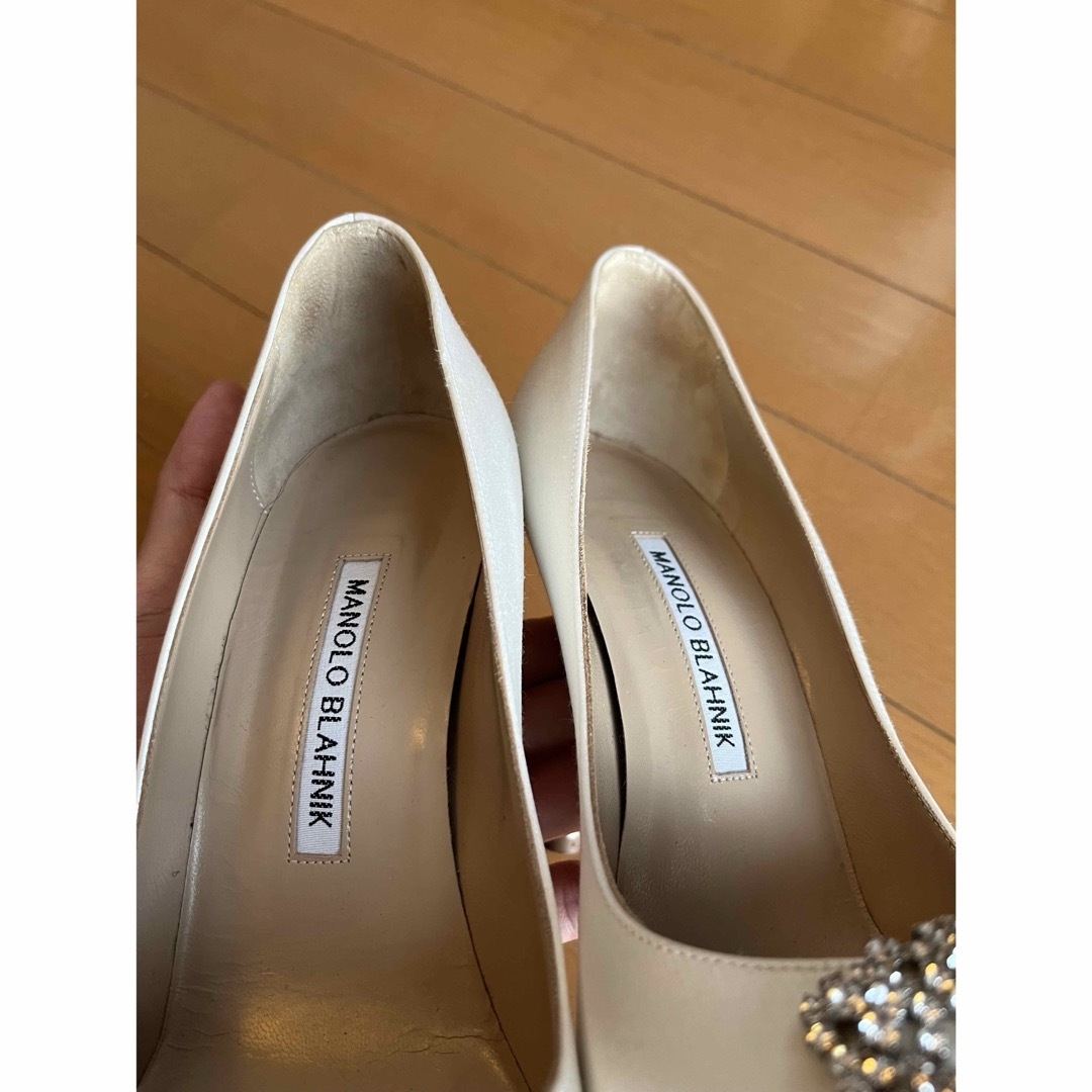 MANOLO BLAHNIK(マノロブラニク)のマノロブラニク　サテン　ホワイト　ハンギシ 38 レディースの靴/シューズ(ハイヒール/パンプス)の商品写真