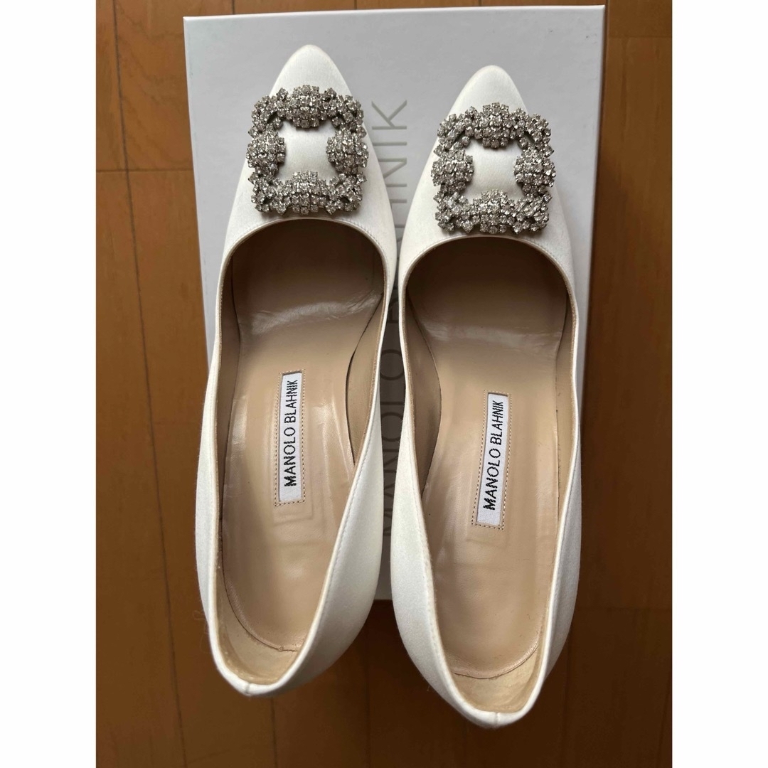 MANOLO BLAHNIK(マノロブラニク)のマノロブラニク　サテン　ホワイト　ハンギシ 38 レディースの靴/シューズ(ハイヒール/パンプス)の商品写真