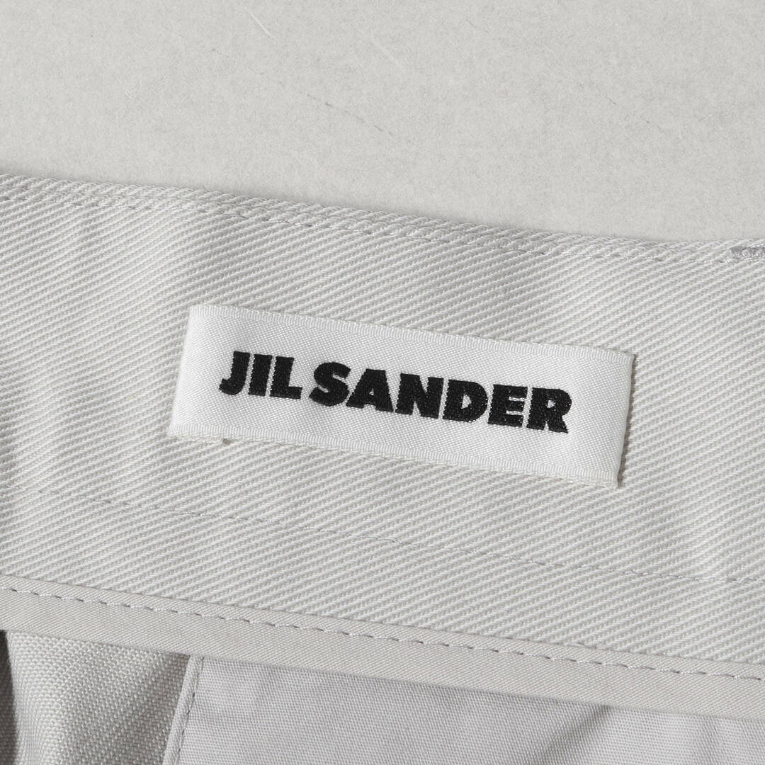 Jil Sander(ジルサンダー)の新品 JIL SANDER ジル・サンダー パンツ サイズ:44 23SS ベルト付き ワンタック ワイド チノ パンツ J22KA0104 J45137 バギー トラウザーズ リラックスフィット ライトグレー イタリア製 ボトムス ズボン【メンズ】 メンズのパンツ(チノパン)の商品写真