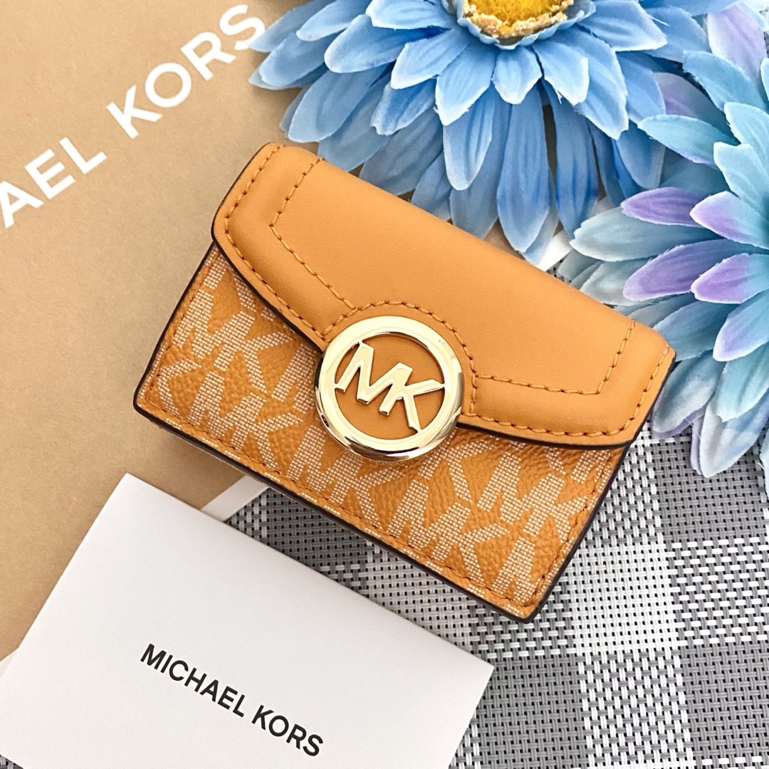 Michael Kors(マイケルコース)の【新品】MICHAEL KORS イエロー シグネチャー レザー 折り財布 レディースのファッション小物(財布)の商品写真