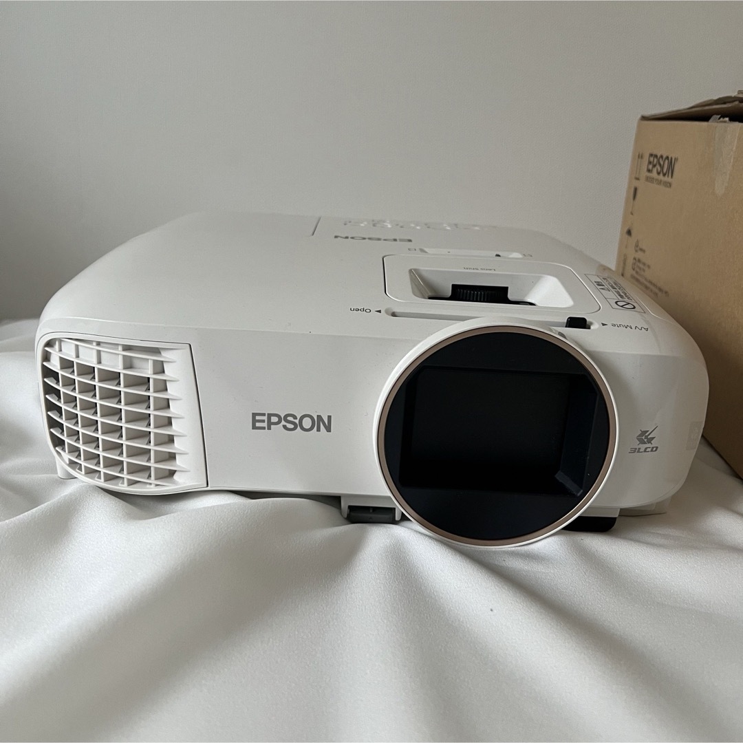 EPSON(エプソン)のEPSON ホームプロジェクター dreamio EH-TW5650 スマホ/家電/カメラのテレビ/映像機器(プロジェクター)の商品写真