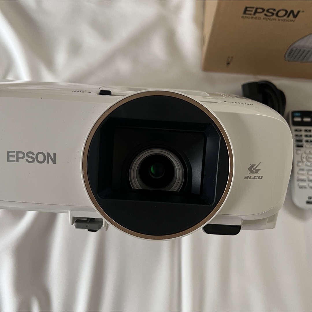 EPSON(エプソン)のEPSON ホームプロジェクター dreamio EH-TW5650 スマホ/家電/カメラのテレビ/映像機器(プロジェクター)の商品写真