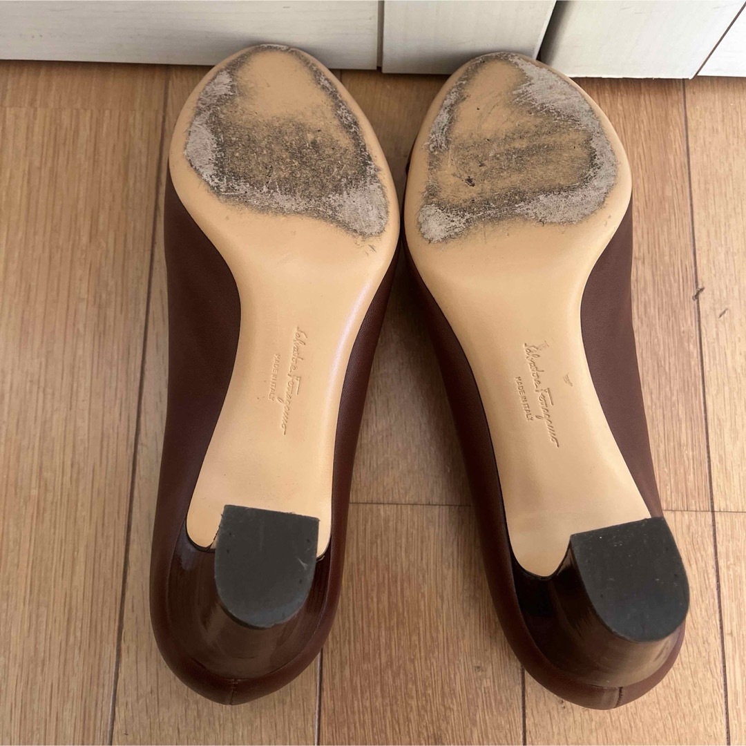 Salvatore Ferragamo(サルヴァトーレフェラガモ)の美品　サルヴァトーレフェラガモ  パンプス　7B ブラウン レディースの靴/シューズ(ハイヒール/パンプス)の商品写真
