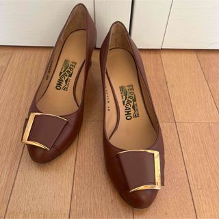 サルヴァトーレフェラガモ(Salvatore Ferragamo)の美品　サルヴァトーレフェラガモ  パンプス　7B ブラウン(ハイヒール/パンプス)