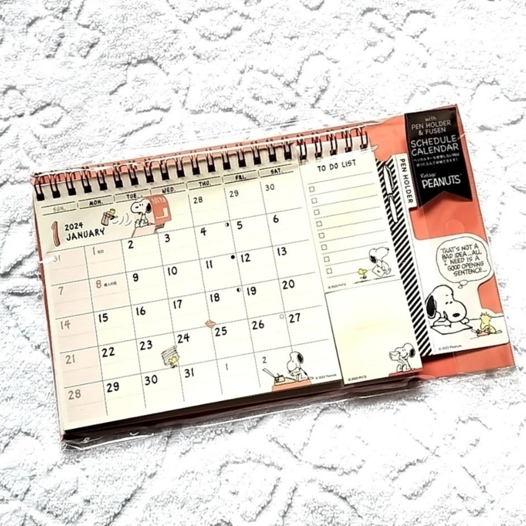 SNOOPY(スヌーピー)の2024年 スヌーピー 卓上カレンダー メモ ふせん ペンホルダー付き インテリア/住まい/日用品の文房具(カレンダー/スケジュール)の商品写真