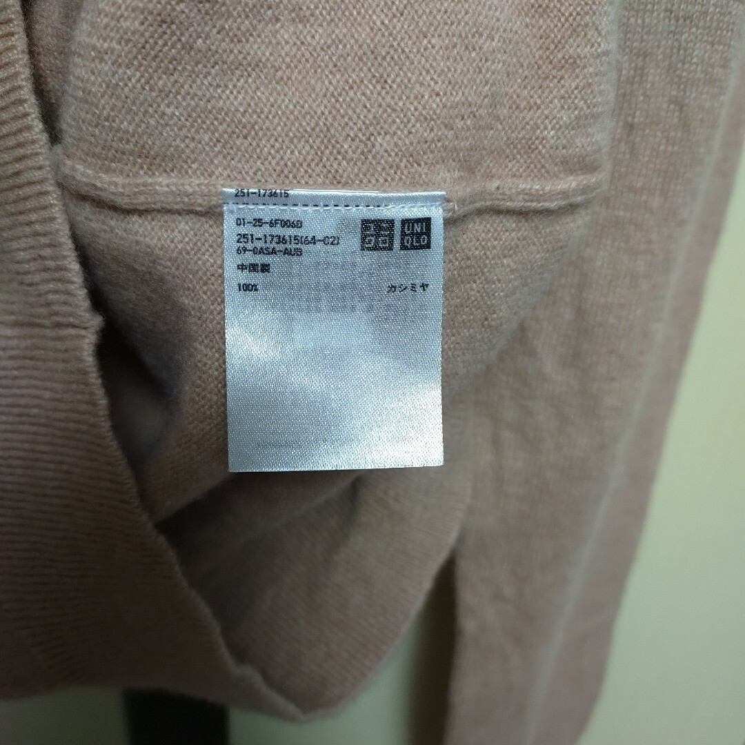 UNIQLO(ユニクロ)のUNIQLO カシミヤ Vネックニット ピンクベージュ レディースのトップス(ニット/セーター)の商品写真