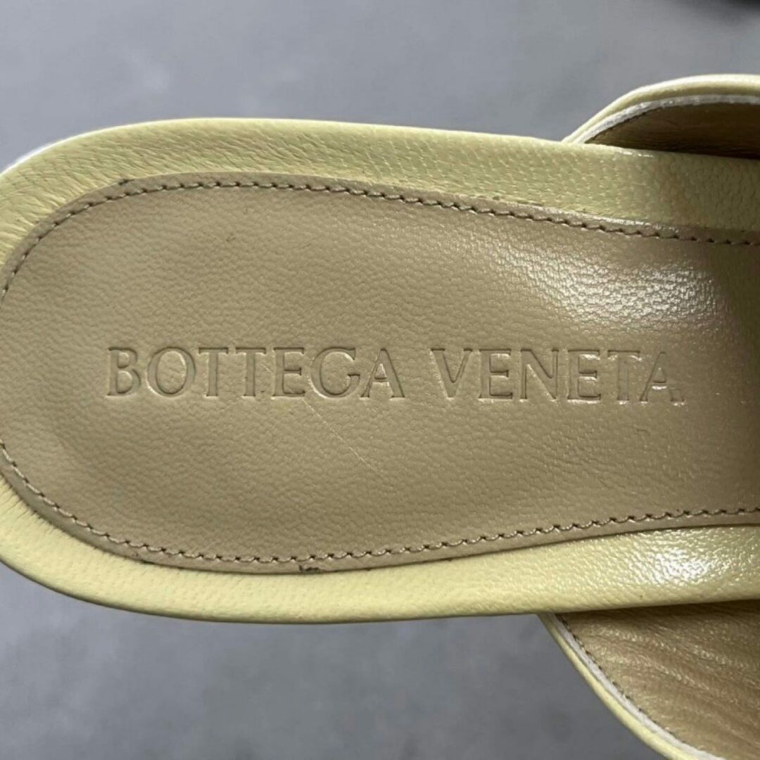 Bottega Veneta(ボッテガヴェネタ)の2i19 BOTTEGA VENETA ボッテガヴェネタ レザーサンダル ミュール パンプス スクエアトゥ 35 1/2 イエロー イタリア製 レディースの靴/シューズ(サンダル)の商品写真