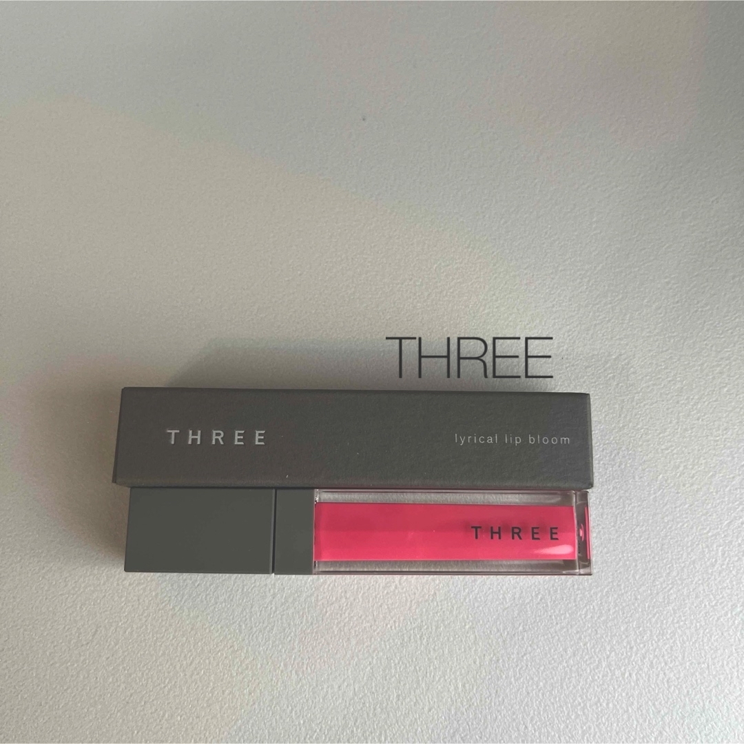 THREE(スリー)の新品未使用　THREE スリー　リリカルリップブルーム　リップカラー コスメ/美容のベースメイク/化粧品(リップグロス)の商品写真