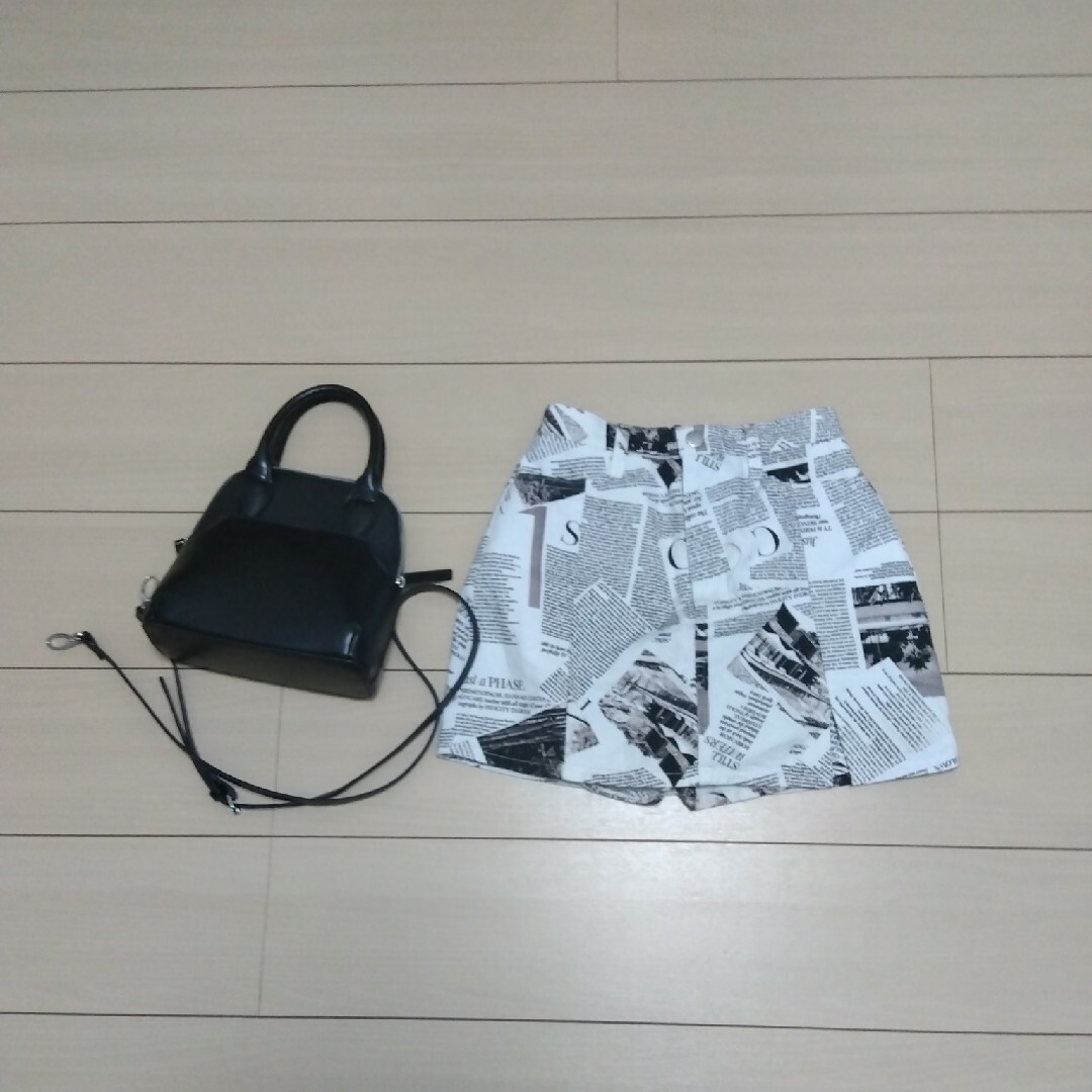 GU(ジーユー)のGU  ショルダーバック&ミニパンツ   ほぼ未使用！ レディースのバッグ(ショルダーバッグ)の商品写真