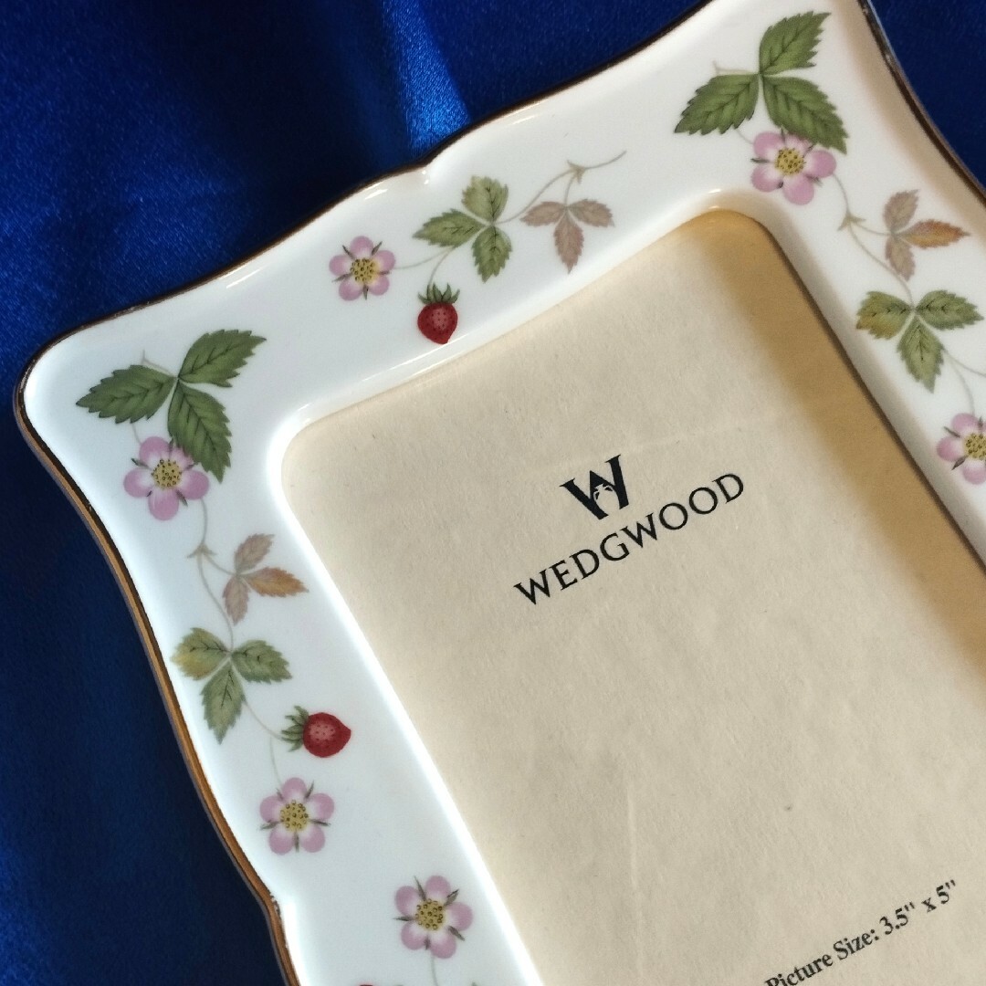 WEDGWOOD(ウェッジウッド)のウェッジウッド　フォトフレーム『ワイルドストロベリー』 インテリア/住まい/日用品のインテリア小物(フォトフレーム)の商品写真