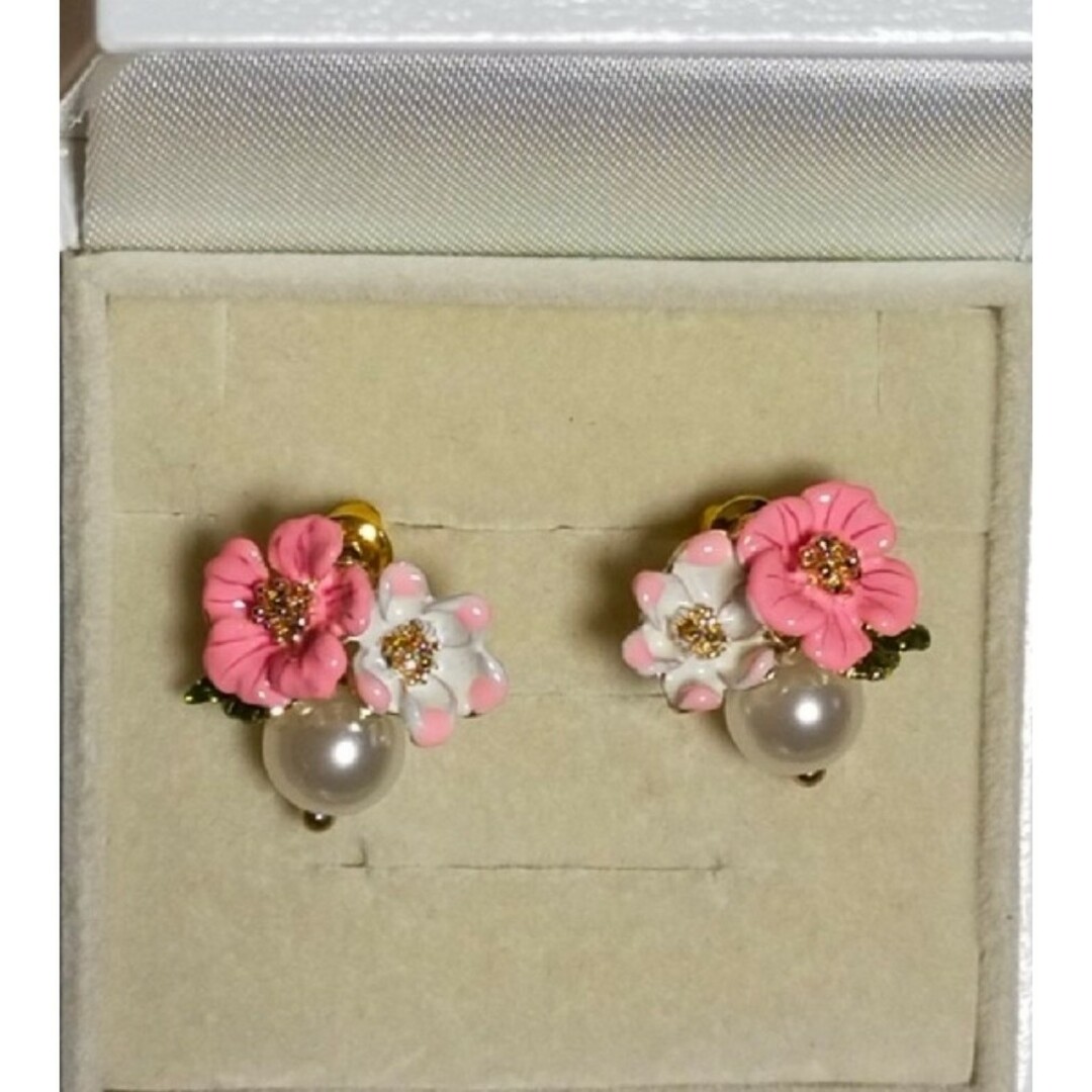 新品💗フラワーカメリア💗パールピアス💗エナメル加工 レディースのアクセサリー(ピアス)の商品写真