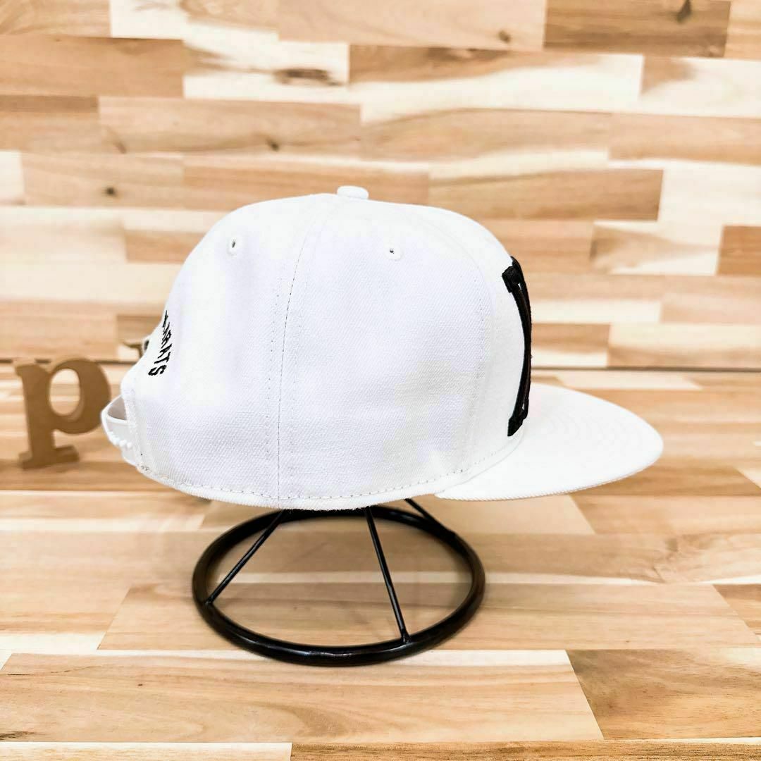 NEW ERA(ニューエラー)のデカロゴ【ニューエラ×24カラッツ】ローマ数字 ビッグ ロゴ キャップ 白×黒 メンズの帽子(キャップ)の商品写真