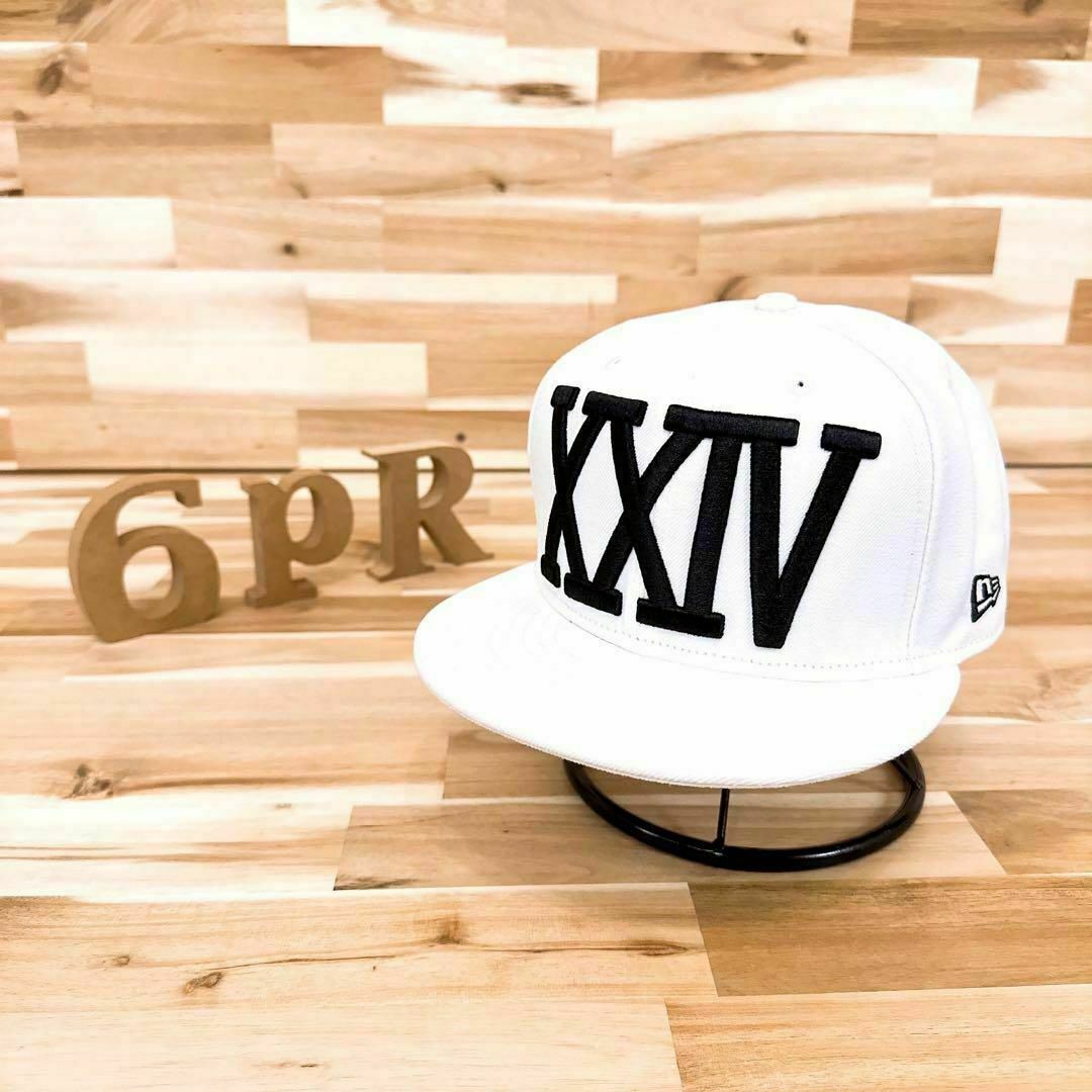 NEW ERA(ニューエラー)のデカロゴ【ニューエラ×24カラッツ】ローマ数字 ビッグ ロゴ キャップ 白×黒 メンズの帽子(キャップ)の商品写真