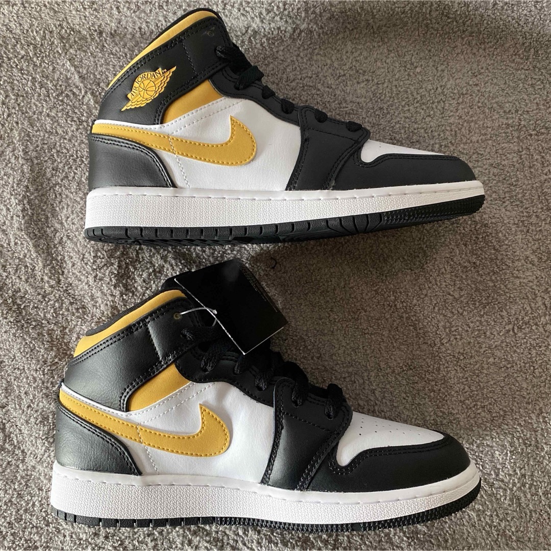 NIKE(ナイキ)の★希少カラー★新品未使用★ NIKE AIR JORDAN 1 MID GS レディースの靴/シューズ(スニーカー)の商品写真