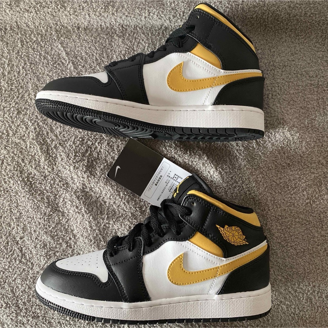 NIKE(ナイキ)の★希少カラー★新品未使用★ NIKE AIR JORDAN 1 MID GS レディースの靴/シューズ(スニーカー)の商品写真