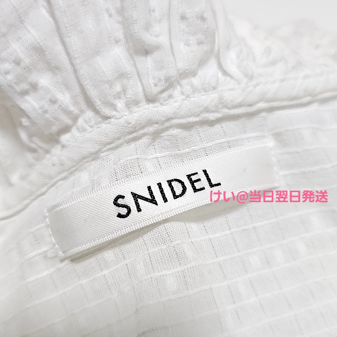 SNIDEL(スナイデル)のSNIDEL スナイデル クロップドフリルブラウス WHT ホワイト 白 レディースのトップス(シャツ/ブラウス(長袖/七分))の商品写真