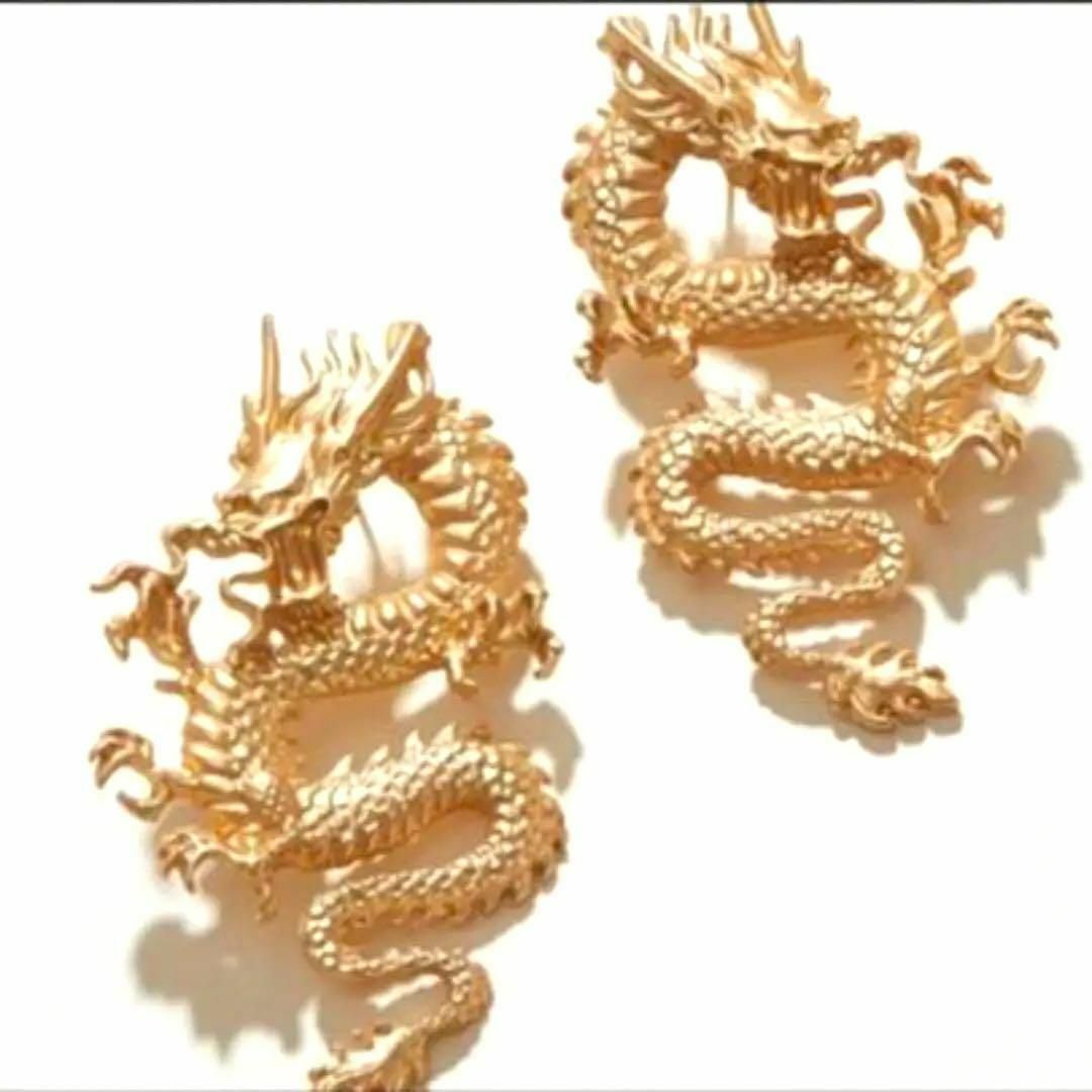 ドラゴン　龍　ピアス　ゴールド　金色　金龍　金運　縁起物 おしゃれ　かわいい レディースのアクセサリー(ピアス)の商品写真