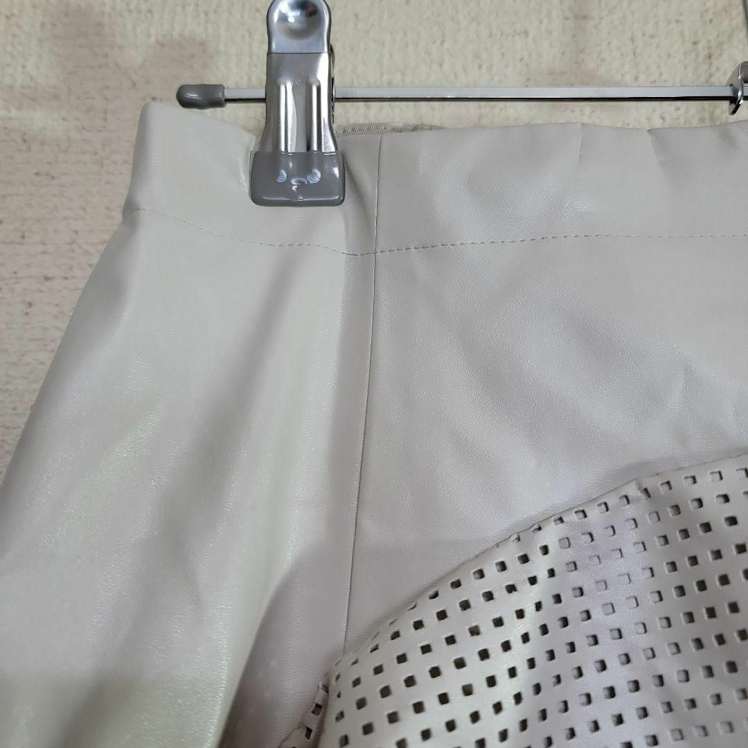 fur fur(ファーファー)のファーファ―【FURFUR】合皮スカート　フレア　ホワイト　オフホワイト レディースのスカート(ロングスカート)の商品写真