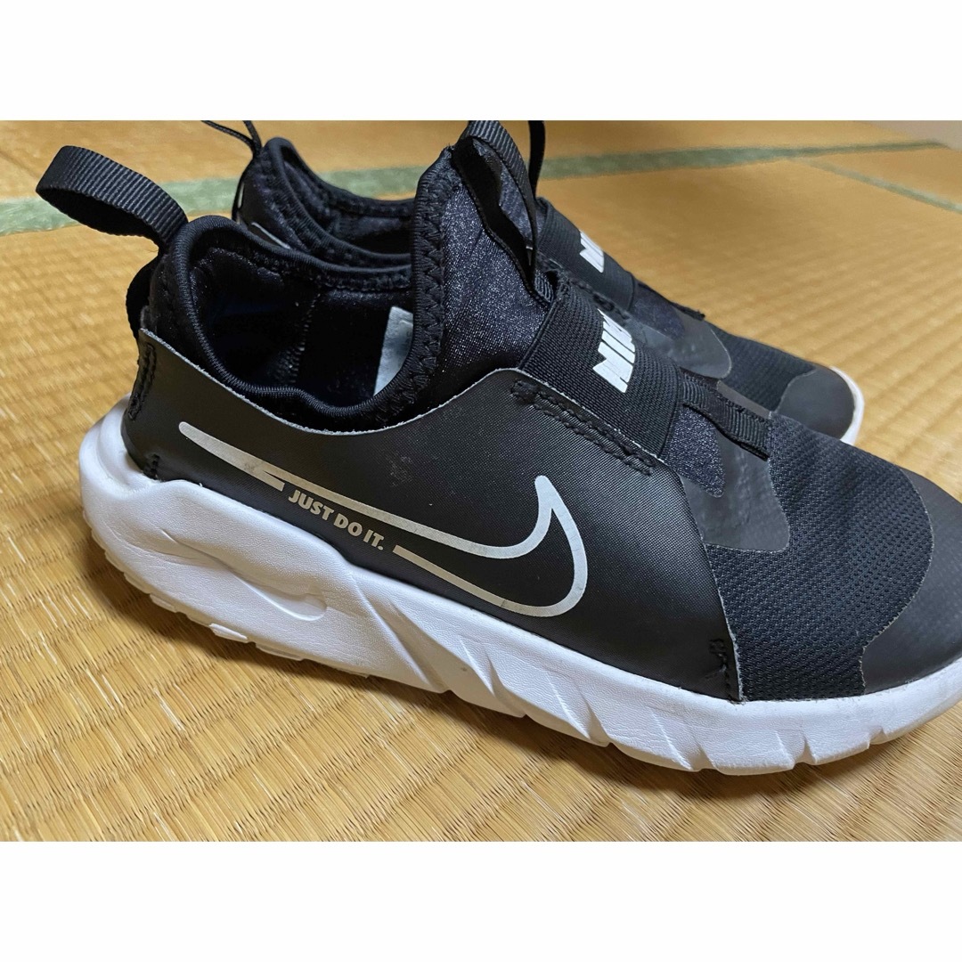 NIKE(ナイキ)のNIKE キッズ スニーカー フレックス ランナー 2 GS ブラック/ホワイト キッズ/ベビー/マタニティのキッズ靴/シューズ(15cm~)(スニーカー)の商品写真