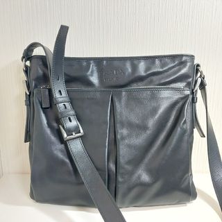 プラダ(PRADA)のプラダ ロゴエンボス ショルダーバッグ レザー ブラック VA0802(ショルダーバッグ)