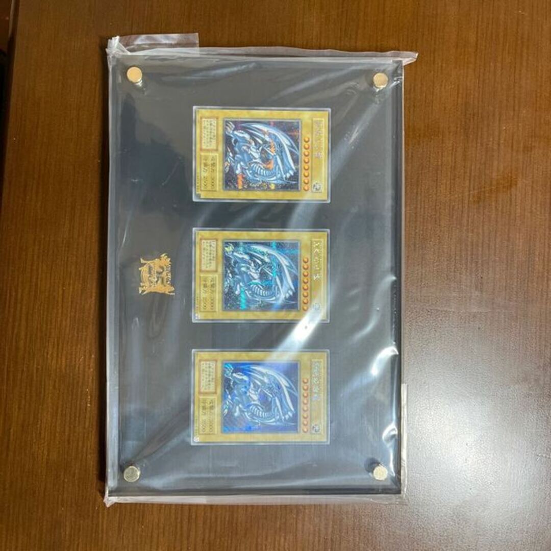 青眼の白龍3枚セット+特製カードディスプレイケース+金属脚2 青眼の白龍3枚セット+特製カードディスプレイケース+金属脚2