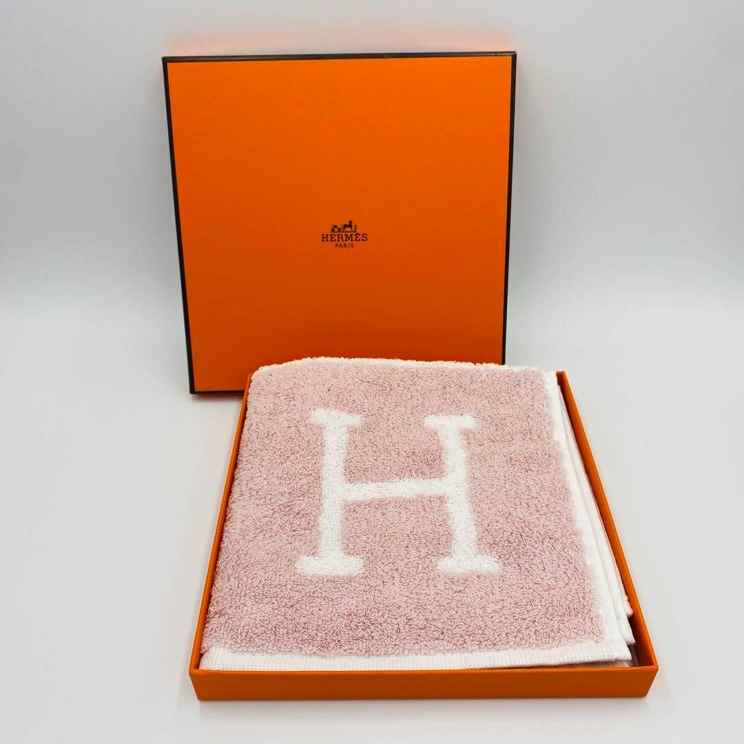 Hermes(エルメス)の未使用品★HERMES★ ハンドタオル Hロゴ 綿100％ ピンク ホワイト 箱 インテリア/住まい/日用品の日用品/生活雑貨/旅行(タオル/バス用品)の商品写真