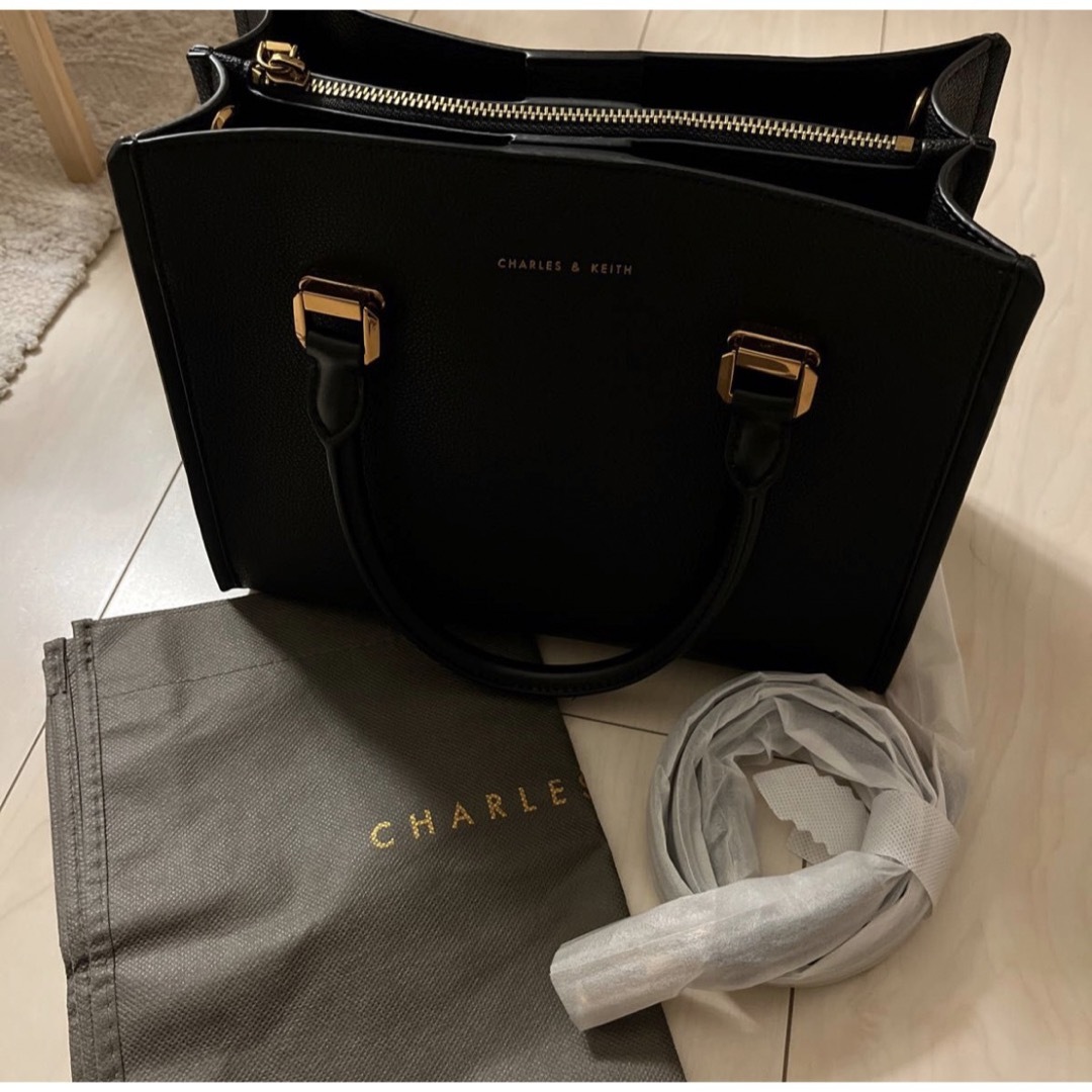 Charles and Keith(チャールズアンドキース)のCHARLES&KEITH　ショルダーバッグ バッグ ラージテクスチャード  レディースのバッグ(ハンドバッグ)の商品写真