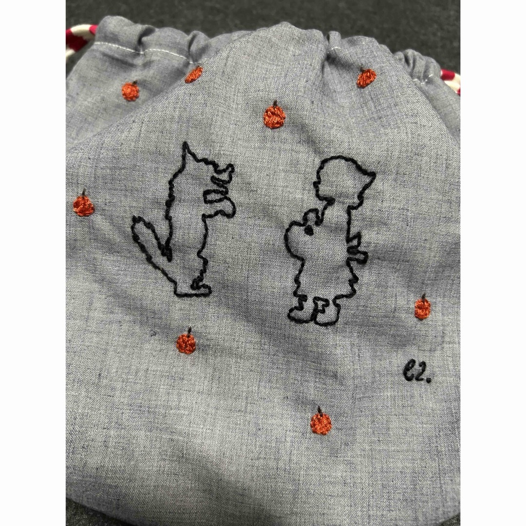 刺繍　巾着ポーチ　赤ずきん レディースのファッション小物(ポーチ)の商品写真