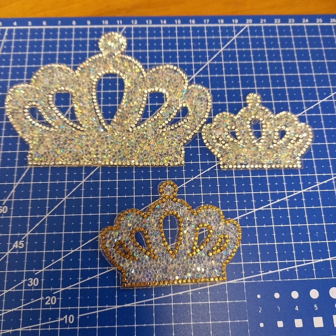 ホットフィックス⭐王冠セット ハンドメイドの素材/材料(各種パーツ)の商品写真