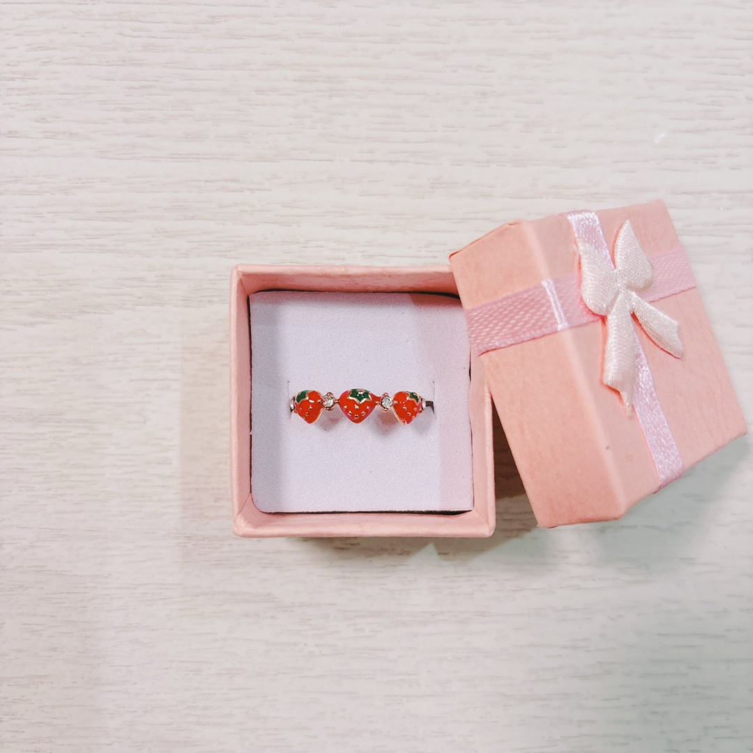 ギフトボックス付き　ローズゴールド　苺リング　フリーサイズ　プレゼント レディースのアクセサリー(リング(指輪))の商品写真