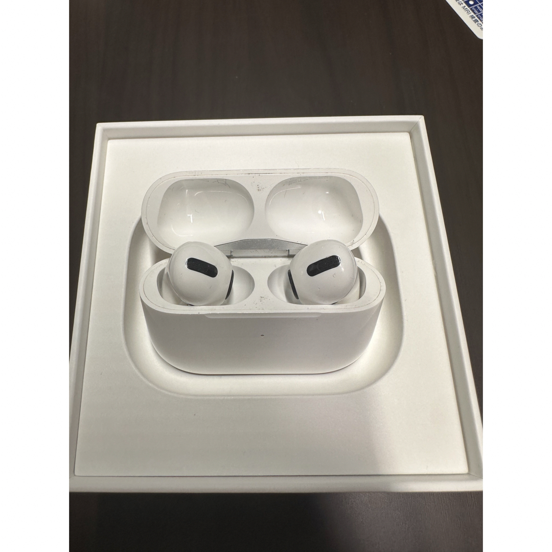 Apple(アップル)のair pods pro 第一世代 スマホ/家電/カメラのオーディオ機器(ヘッドフォン/イヤフォン)の商品写真