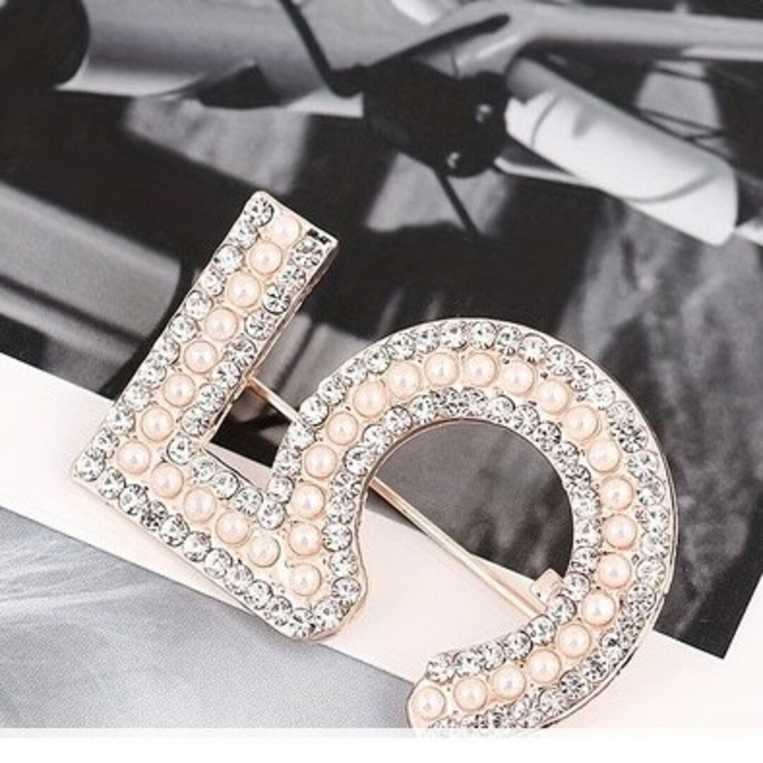 CHANEL(シャネル)のバロックフェイクパールブローチ、シャネル、No.5好き レディースのアクセサリー(ブローチ/コサージュ)の商品写真