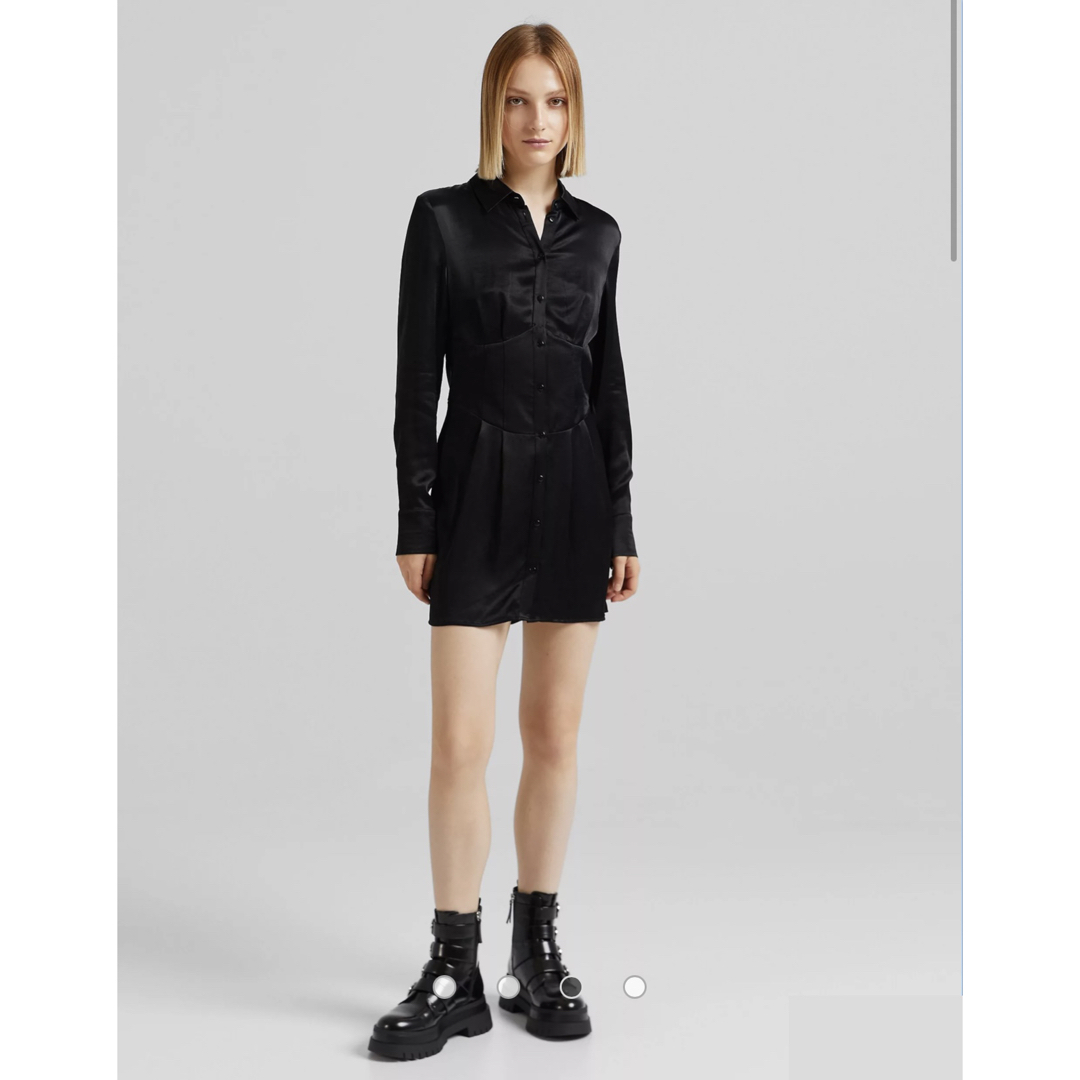 Bershka(ベルシュカ)のサテンドレス サテンワンピース ブラック コルセット シャツワンピース レディースのワンピース(ミニワンピース)の商品写真