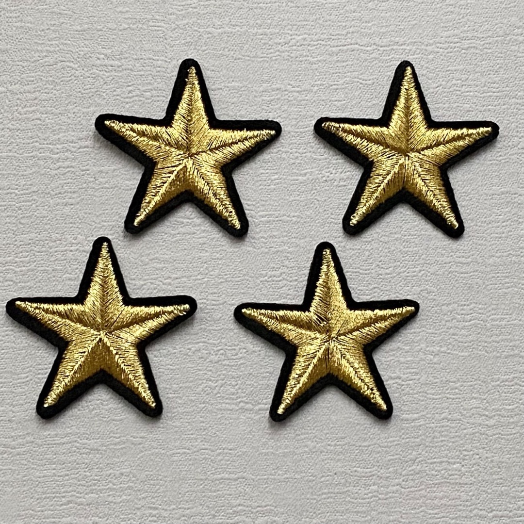 星 黒フチ金 ☆ ４枚セット　アイロンワッペン ハンドメイドの素材/材料(各種パーツ)の商品写真