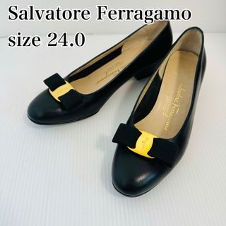 サルヴァトーレフェラガモ(Salvatore Ferragamo)の【美品】 フェラガモ ヴァラ リボン パンプス ゴールド金具　7C 24.0 黒(ハイヒール/パンプス)