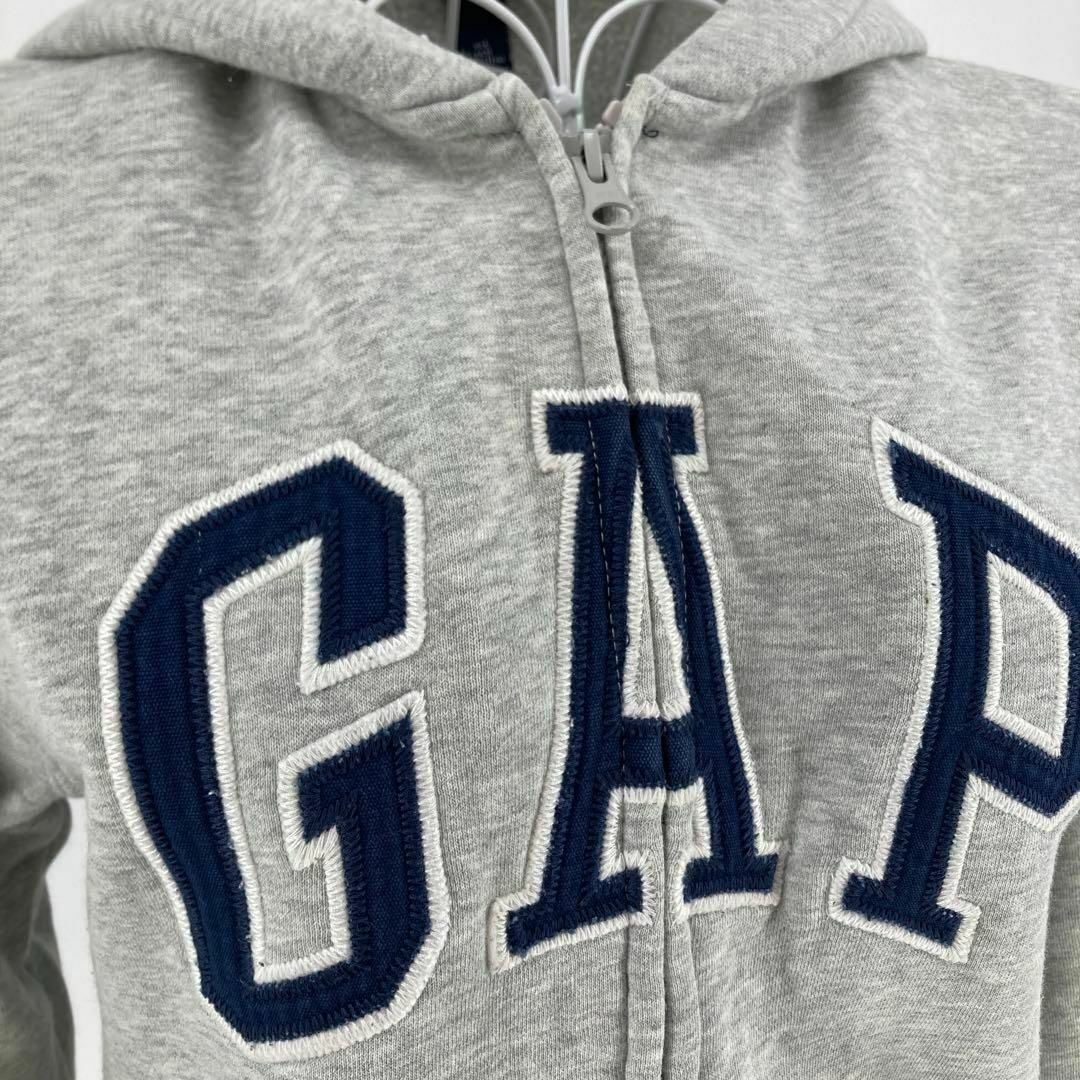 GAP Kids(ギャップキッズ)のGAP kids 140サイズ　パーカー　トレーナー　裏起毛　フード　グレー キッズ/ベビー/マタニティのキッズ服女の子用(90cm~)(Tシャツ/カットソー)の商品写真