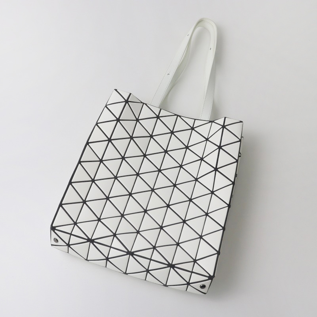 ISSEY MIYAKE(イッセイミヤケ)の極美品 定価8.8万 バオバオ イッセイミヤケ BAO BAO ISSEY MIYAKE BRICK トートバッグ /ホワイト マット【2400013724906】 レディースのバッグ(トートバッグ)の商品写真