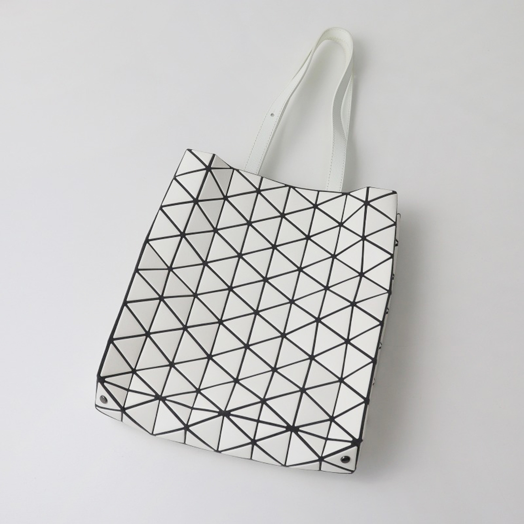 ISSEY MIYAKE(イッセイミヤケ)の極美品 定価8.8万 バオバオ イッセイミヤケ BAO BAO ISSEY MIYAKE BRICK トートバッグ /ホワイト マット【2400013724906】 レディースのバッグ(トートバッグ)の商品写真