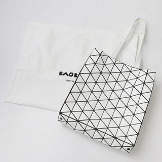 イッセイミヤケ(ISSEY MIYAKE)の極美品 定価8.8万 バオバオ イッセイミヤケ BAO BAO ISSEY MIYAKE BRICK トートバッグ /ホワイト マット【2400013724906】(トートバッグ)