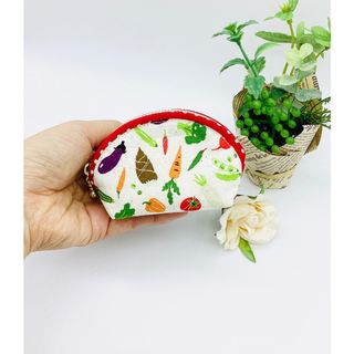 【再販】ミニポーチ☆お野菜と花柄（きなり）小銭入れ　イヤフォンケース(ポーチ)