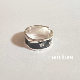 シルバーリング 925 ラウンドワイド 黒×銀 ランダムビジュー 韓国 指輪b(リング(指輪))