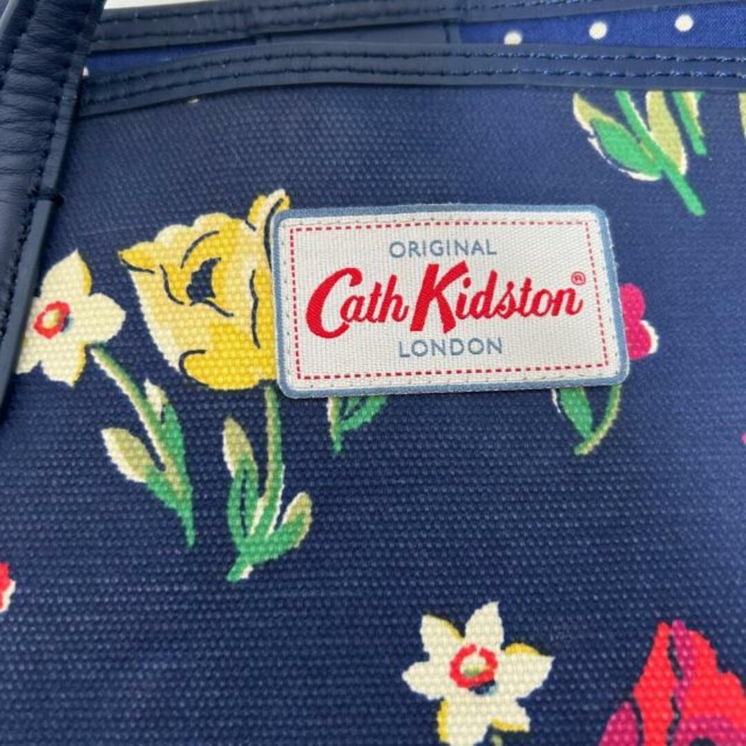 Cath Kidston(キャスキッドソン)のCath Kidston(キャスキッドソン) トートバッグ - ネイビー×レッド×マルチ 花柄 PVC(塩化ビニール)×レザー レディースのバッグ(トートバッグ)の商品写真