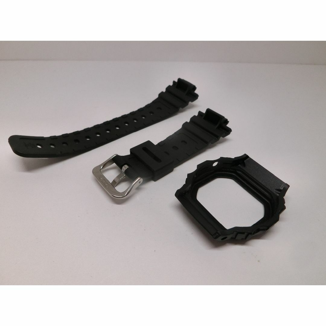 カスタム　黒　白文字　DW-5600系 互換　ベゼル、ベルト　セット メンズの時計(ラバーベルト)の商品写真