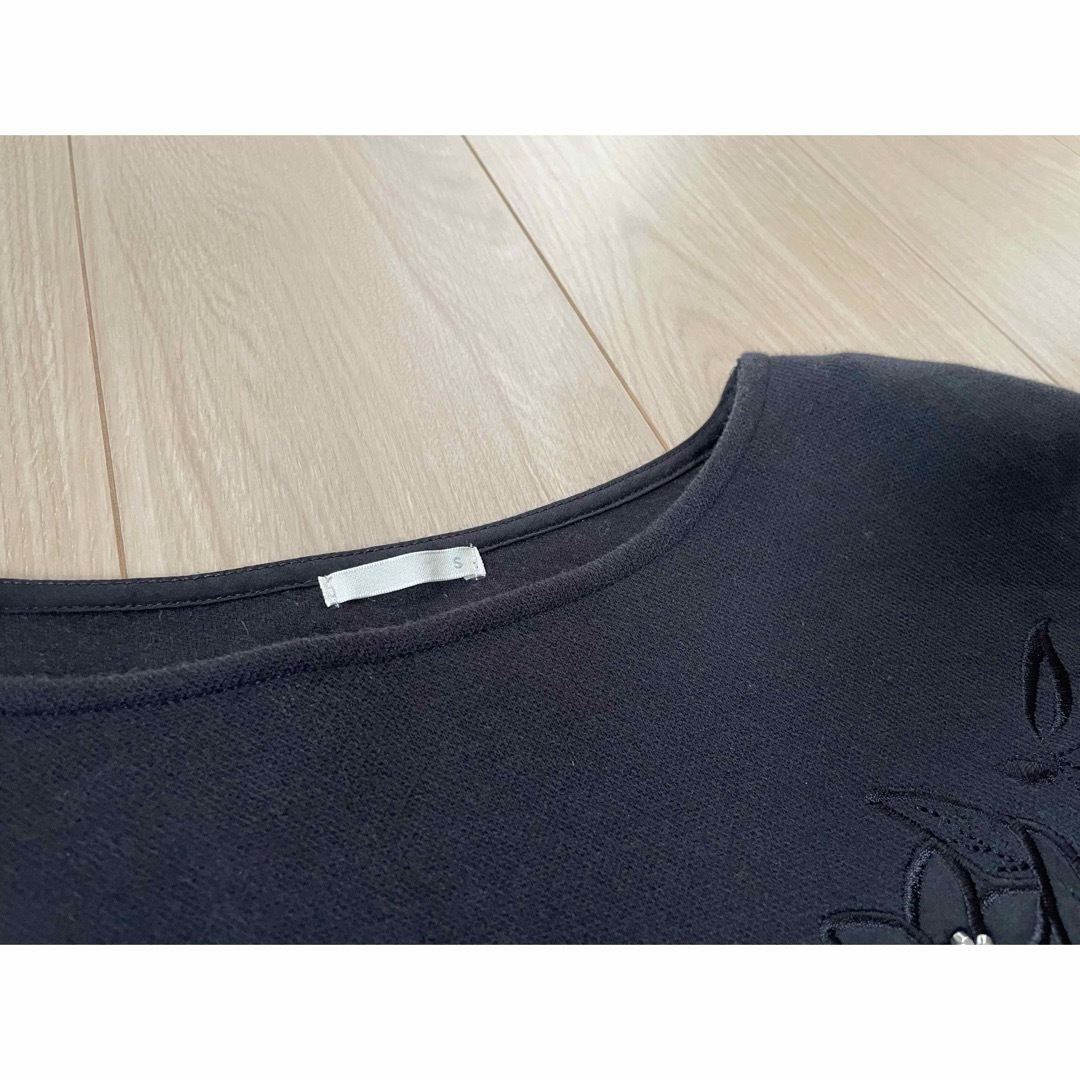 GU(ジーユー)のGU 花柄 刺繍 トップス レディースのトップス(Tシャツ(長袖/七分))の商品写真