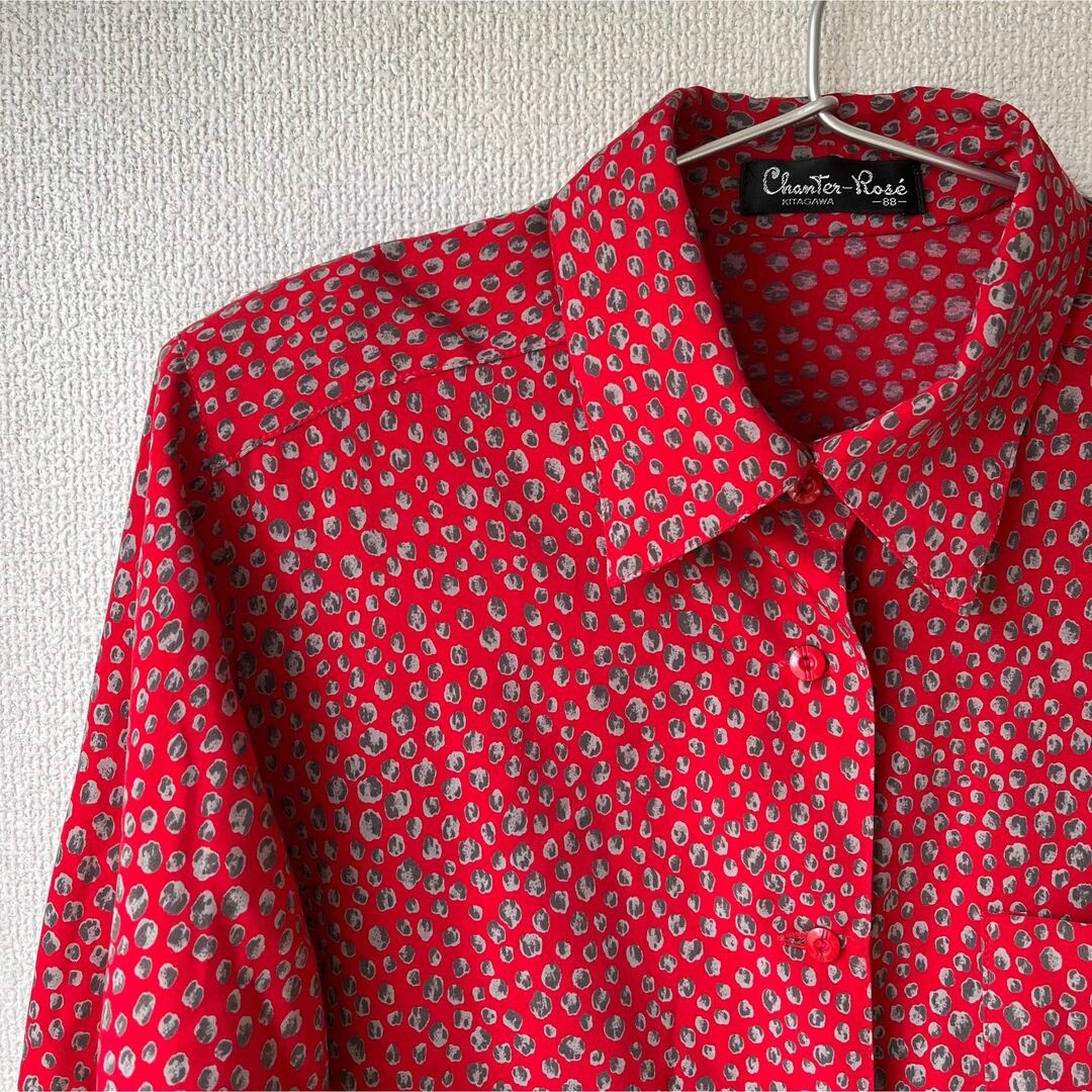 古着｜レッドシャツ　赤　ドット柄　灰色　小石柄　昭和レトロ　日本製　大きめ レディースのトップス(シャツ/ブラウス(長袖/七分))の商品写真