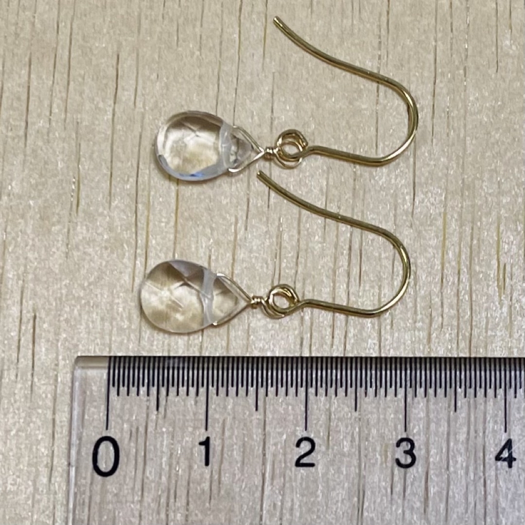 天然石（水晶「クォーツ」）雫カットピアス ハンドメイドのアクセサリー(ピアス)の商品写真