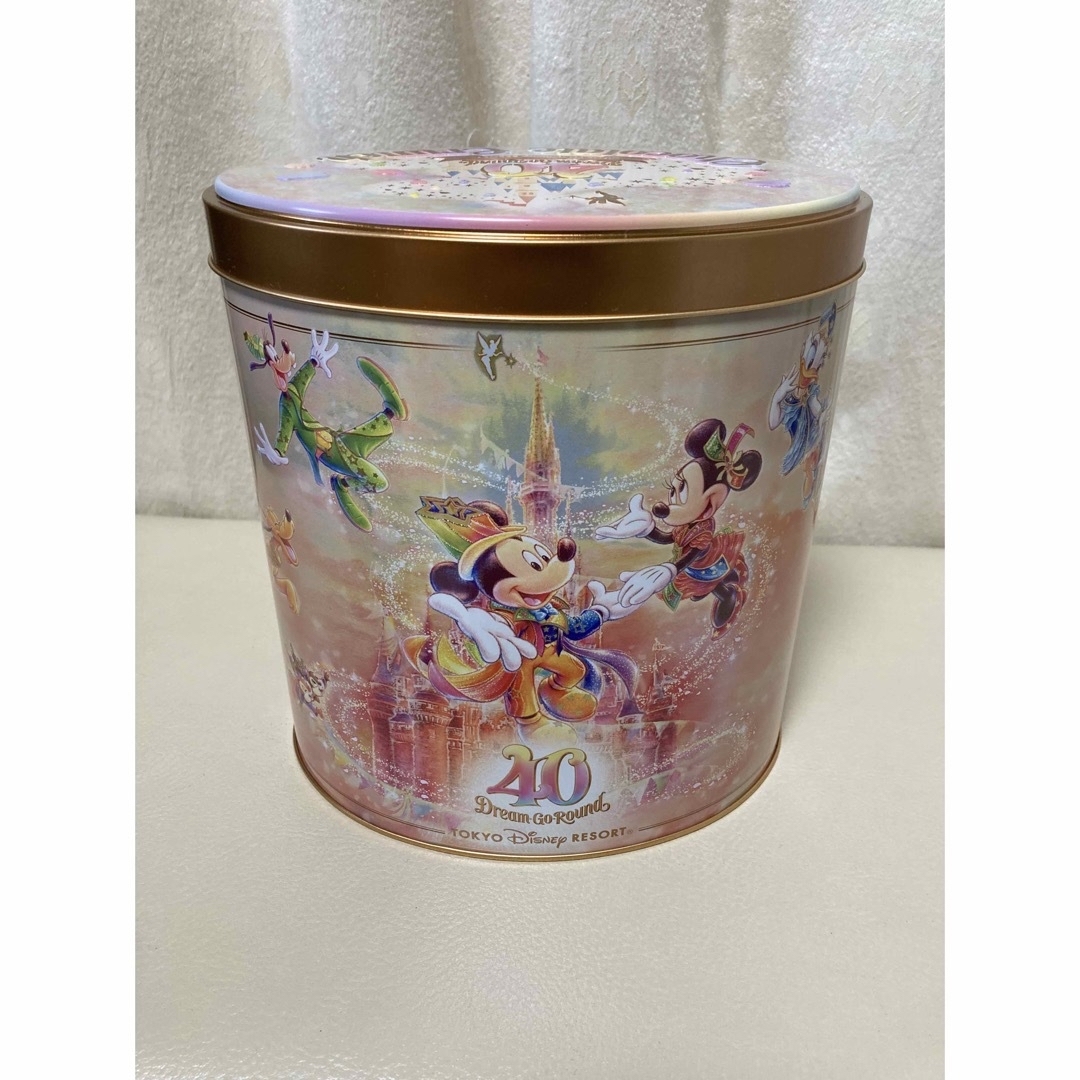 Disney(ディズニー)のディズニー40周年 チョコクランチ缶 エンタメ/ホビーのおもちゃ/ぬいぐるみ(キャラクターグッズ)の商品写真