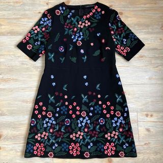 ザラ(ZARA)のZARA フラワーカラフル刺繍ブラック半袖ワンピース(ひざ丈ワンピース)